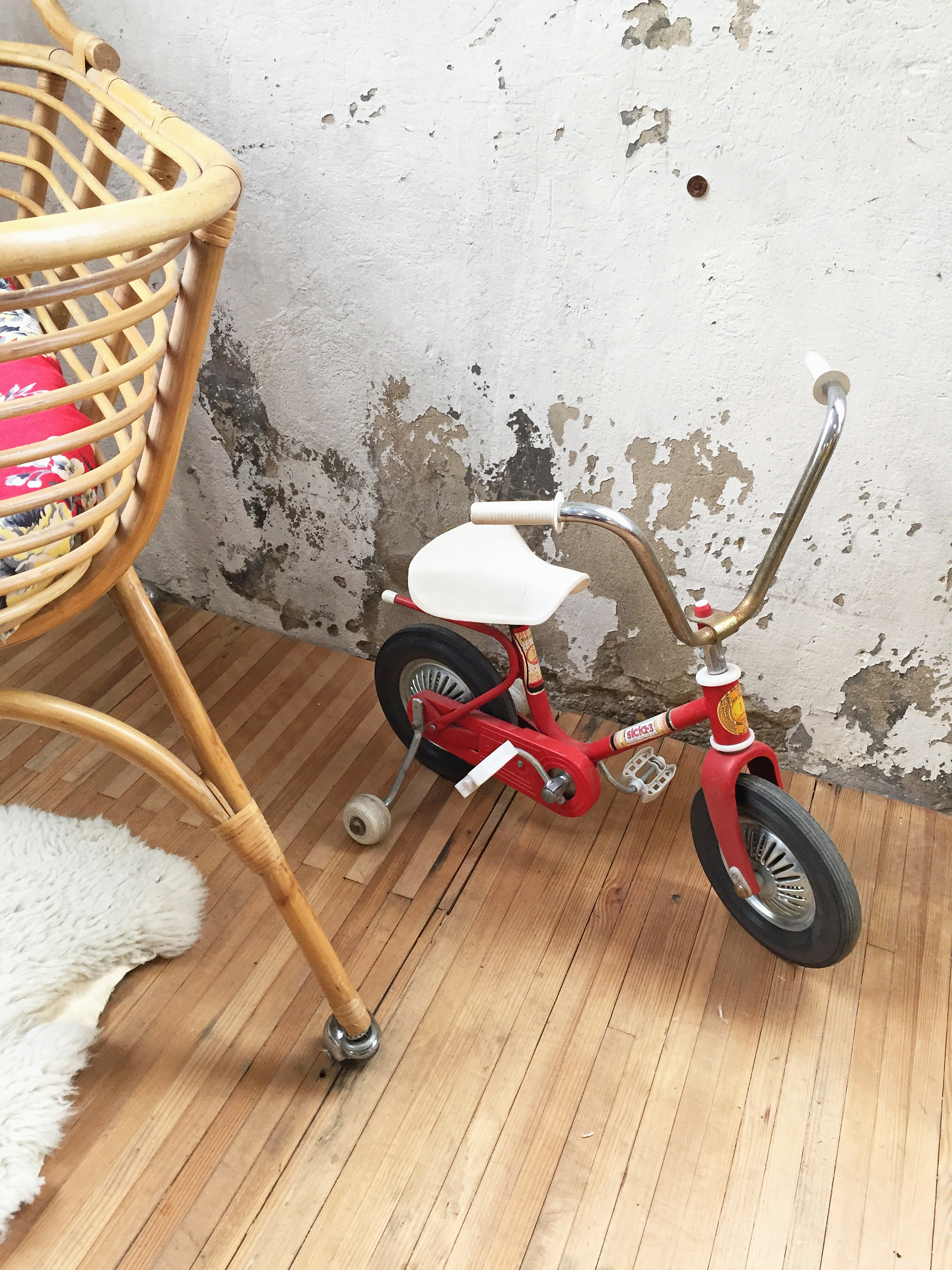 https://www.meinlieber.fr/wp-content/uploads/2018/06/2VUE_tricycle_ancien_vintage_enfant_italy.jpg